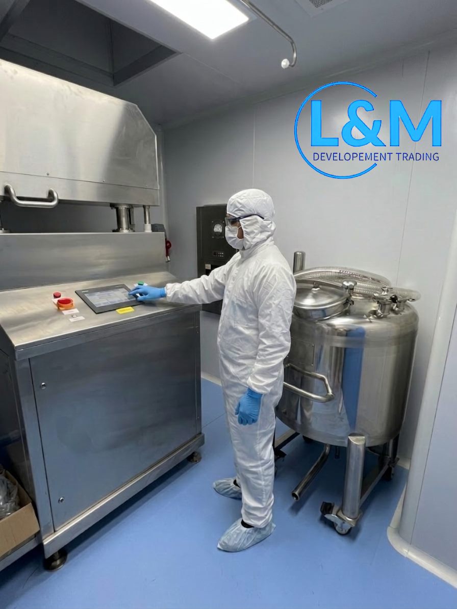 Opérateur en tenue de salle blanche pilotant une ligne de fabrication dans l'unité de production LM Développement Trading